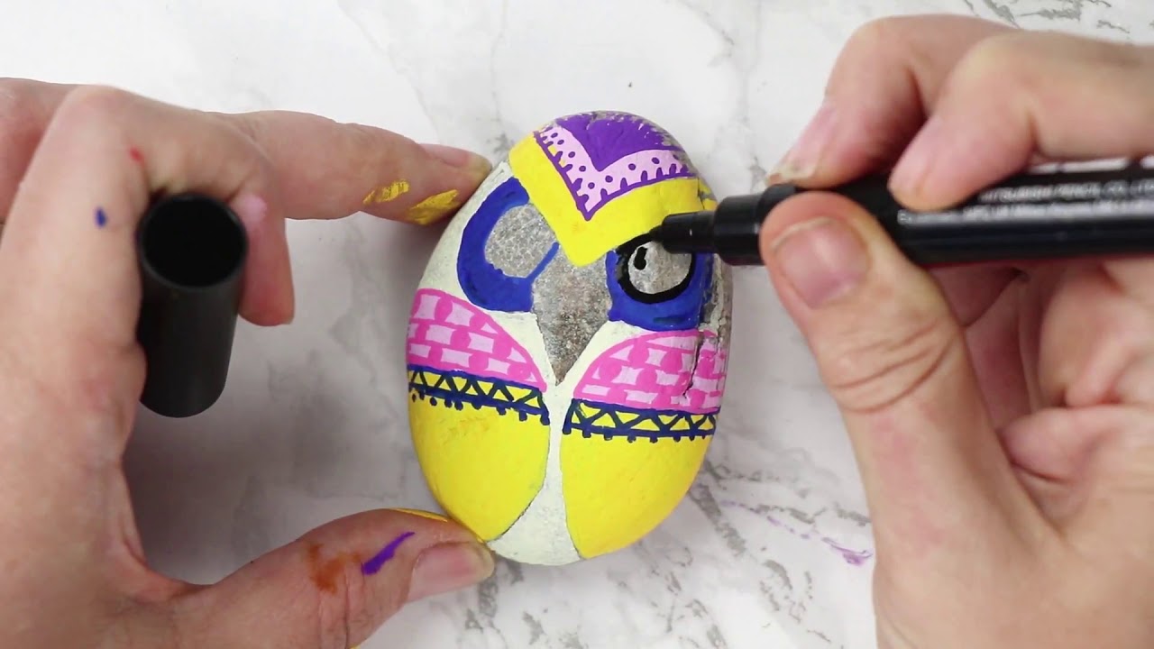 Paint a pebble with POSCA