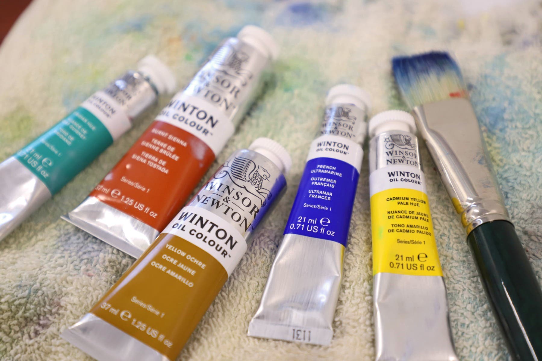 How to Choose Between Oil Paints & Acrylic Paint